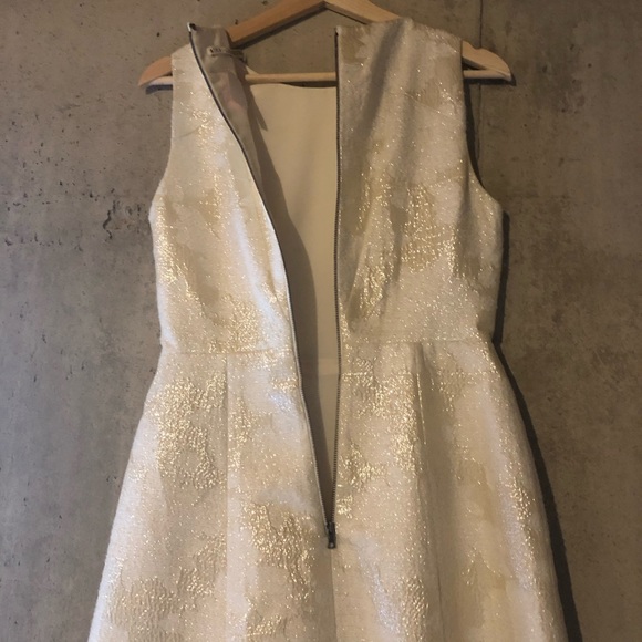 Alice + Olivia Mea Lantern Gold/Cream Shift Dress.  Size 4 - Picture 9 of 12